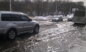Московские дороги после обильного снегопада залило водой 