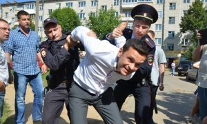 Илью Яшина задержали во время раздачи избирателям доклада о «Единой России»