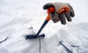 В Москве дворники скинули с крыши снег на коляску с ребенком