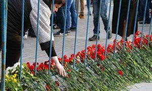 Акцию памяти жертв теракта в Петербурге посетили 50 тысяч человек, а в Москве – 30 тысяч