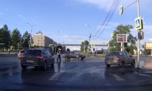 В Нижнем Тагиле полицейский выскочил на перекресток, чтобы очистить дорогу для кортежа Рогозина