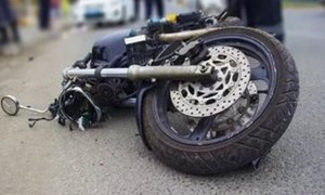 В Москве мотоциклист погиб после столкновения с посольским автомобилем