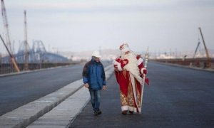 Главный Дед Мороз страны посетил Керченский мост и «постучал по нему посохом»