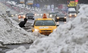 Московских таксистов обвинили в желании нажиться на «снегопаде века»