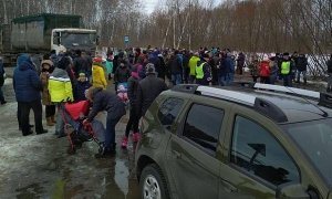 Жители Коломны двое суток блокируют московские мусоровозы на подъезде к свалке «Воловичи»