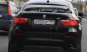 Среди московских водителей начался «бум» на автомобильные номера серии «В***ОР»