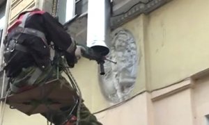 В Петербурге рабочий просверлил барельеф ангела ради установки трубы