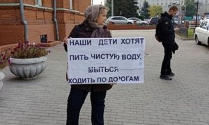 Омских полицейских заподозрили в нанесении вреда здоровью участнице одиночного пикета