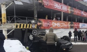 В Одинцово внедорожник упал с многоярусной парковки