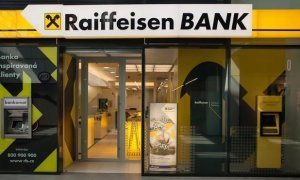 Raiffeisen Bank проведет внутреннюю проверку из-за расследования о выводе средств из России