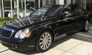 В центре Москвы столкнулись два автомобиля Maybach