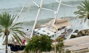 В Средиземном море во время шторма пострадала яхта омского депутата