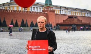 Сторонника Навального приговорили к 10 месяцам за нападение на полицейских и освободили в зале суда