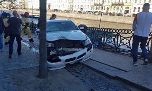 В Петербурге автомобиль BMW столкнулся с Peugeot и врезался в пешеходов