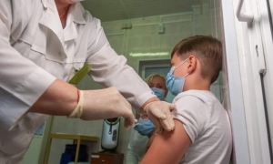 Депздрав Москвы ищет 3000 добровольцев для испытания подростковой вакцины от COVID-19