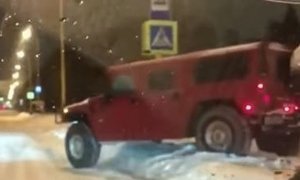 Московская полиция проверяет видео езды автомобиля Hummer по газонам около МГУ