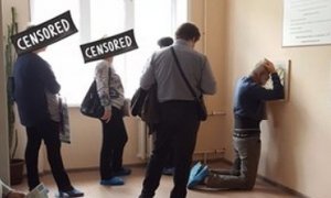 Пациентам приходится стоять на коленях ради больничного