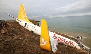 Самолет авиакомпании Pegasus едва не съехал в море с обрыва из-за неполадок в двигателе