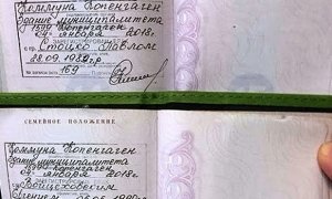Заключившие гей-брак россияне отказались отдавать полицейским свои паспорта
