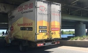 В Петербурге под мостом с надписью «Газель не проедет» застрял юбилейный грузовик  