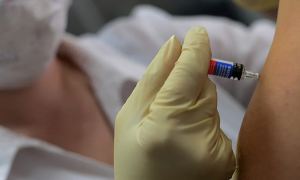 Россияне с онкологией пожаловались на отказы в медотводе от прививки против COVID-19