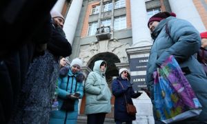 В Екатеринбурге родители школьников устроили митинг возле мэрии из-за дистанционного образования