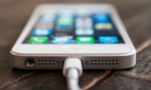 Пользователей смартфонов предупредили об опасности зарядки устройств в общественных местах
