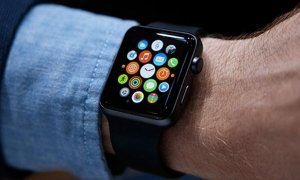 Британским министрам запретили носить часы Apple. Их могут взломать российские хакеры  