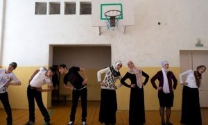 Власти Чечни разрешат детям ходить в школу в хиджабах, кипах и с крестиками
