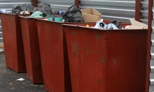 Жителей отрезанного от «большой земли» поселка обязали платить за вывоз мусора