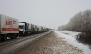 В Оренбургской области на трассе М-5 образовалась крупная пробка из-за гололеда