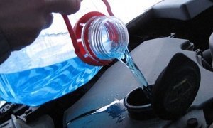 Роспотребнадзор обнародовал список опасных для здоровья стеклоомывающих жидкостей