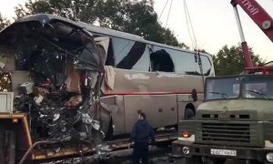 На Кубани столкнулись экскурсионный автобус и грузовик. Погибли семь человек