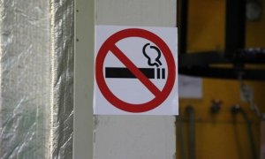 Минздрав одобрил запрет на курение около подъездов жилых домов