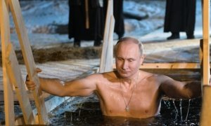 Владимир Путин в Крещенскую ночь окунулся в ледяную прорубь на Селигере