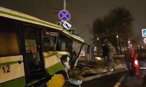 В Москве рейсовый автобус на полном ходу врезался в мачту освещения