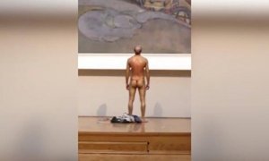 В Третьяковской галерее один из посетителей разделся, а другой повесил свою картину  