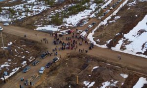 Архангельские активисты несколько дней блокируют «живым щитом» проезд бензовозов на место строительства свалки