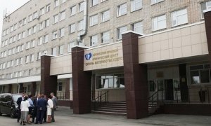 В Алтайском крае ведущим врачам-травматологам предложили должности уборщиков и санитаров