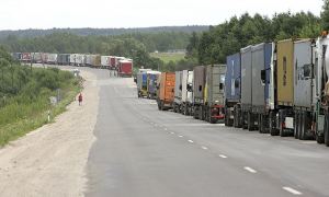 На границе Белоруссии и стран ЕС скопилось около тысячи грузовиков
