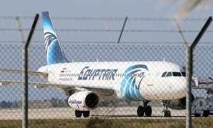 Пассажиры захваченного самолета Egypt Air похвалили экипаж за грамотные действия 