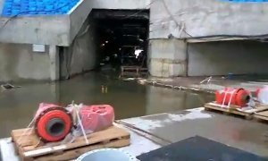 Строящийся стадион «Зенит-Арена» после сноса крыши ушел под воду  