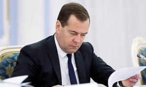 Медведев установил приоритет российских товаров перед импортными при госзакупках