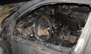 В Москве ночью два человека заживо сгорели в автомобиле Mercedes  