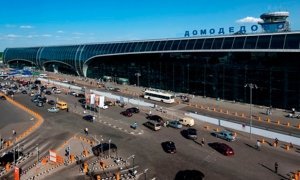 На стоянке аэропорта «Домодедово» таксист сбил полицейского и протащил его на капоте