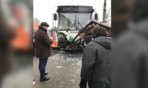 В московском районе Южное Тушино рейсовый автобус наехал на остановку