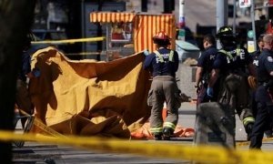 В результате наезда фургона на пешеходов в Торонто погибли 10 человек