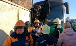 Во Владивостоке автобус с детьми врезался в бетонные блоки