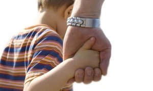 Органам опеки запретят лишать россиян родительских прав без разрешения суда 