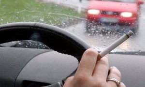 Россиянам могут запретить курить за рулем своих автомобилей  